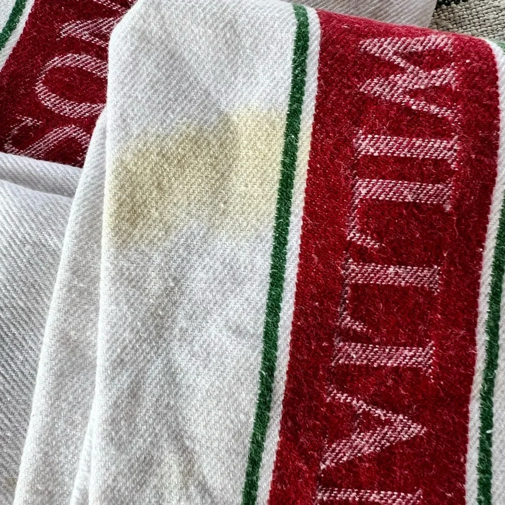 Williams Sonoma Red and Green Kitchen Towels​